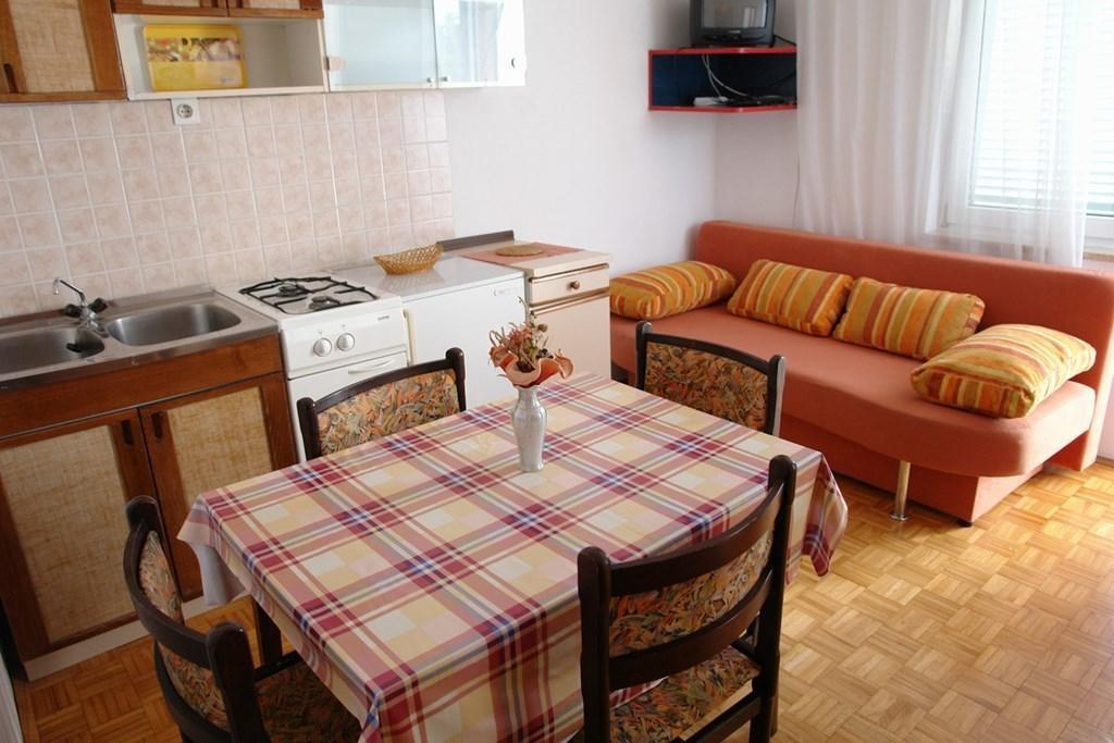 Beautiful Apartment In Crikvenica With Kitchen Szoba fotó